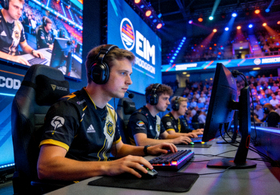 IEM科隆站CSGO赛事现场，选手佩戴耳机专注比赛